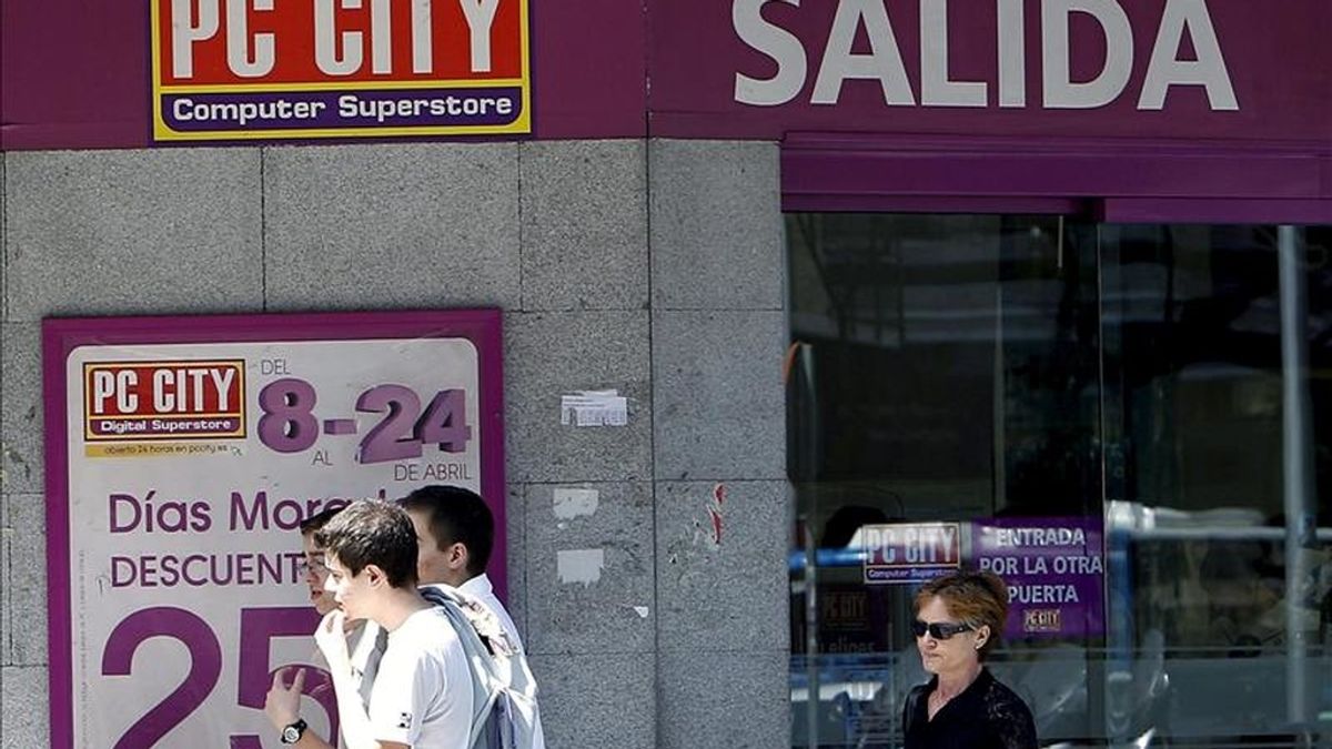 La cadena de distribución informática PC City anunció hoy a su comité de empresa el cierre de las 34 tiendas que tiene en España y la presentación de un Plan de Regulación de Empleo que afectará a los 1.224 trabajadores de la plantilla, debido a la caída del consumo. EFE