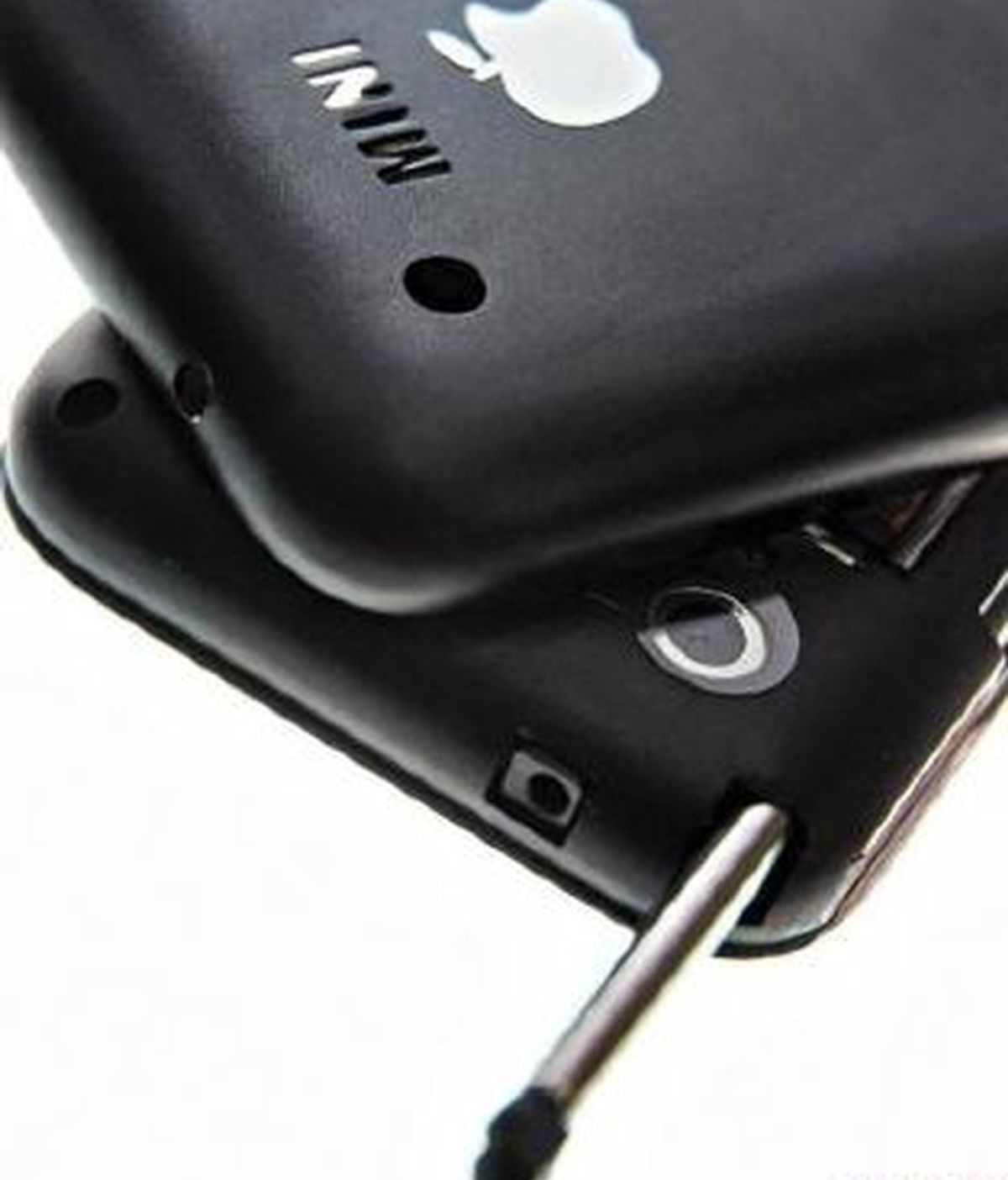 Apple no ha presentado una demanda pero se ha puesto en contacto con la policía de San Francisco para seguir la pista del prototipo. Apple no ha presentado una demanda pero se ha puesto en contacto con la policía de San Francisco para seguir la pista del prototipo.