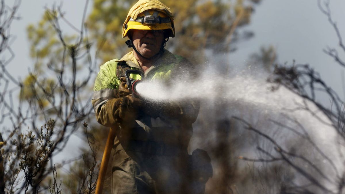 Un bombero trabaja en uno de los incendios en Valencia