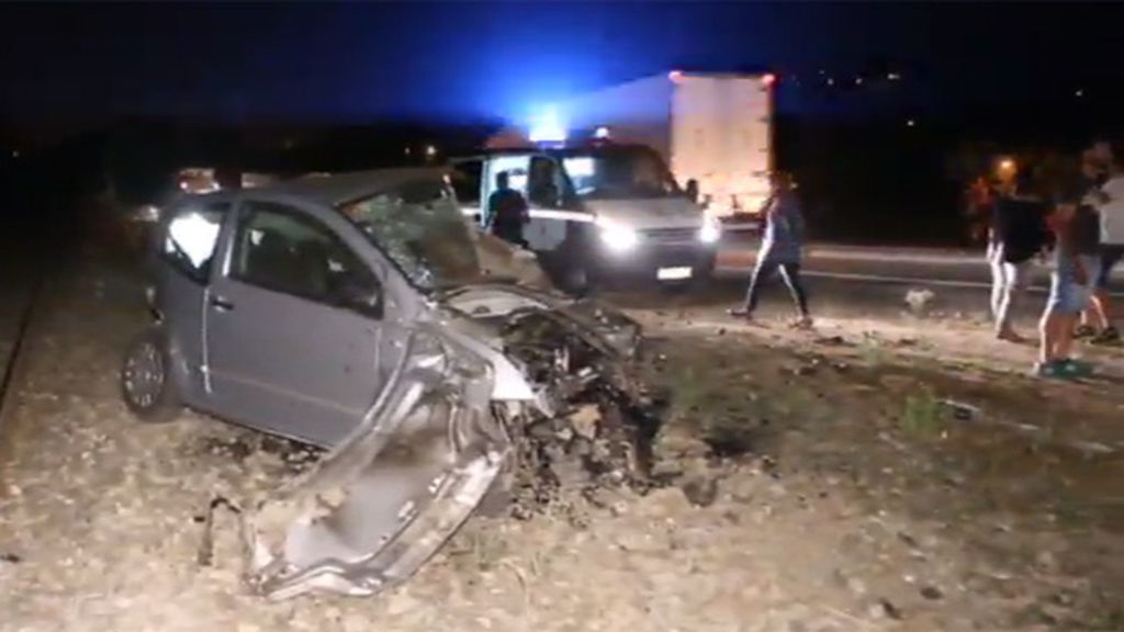 Una joven logra abandonar su coche antes de que lo arrolle un tren en Pontevedra