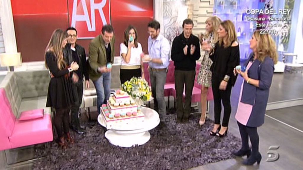 La presentadora ha recibido un ramo de flores y magdalenas por su cumpleaños