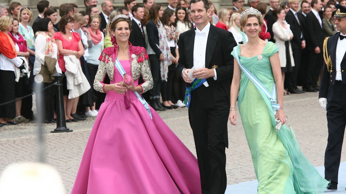 Con la infanta Elena, en la boda real de Victoria de Suecia y Daniel Westling en junio de 2010