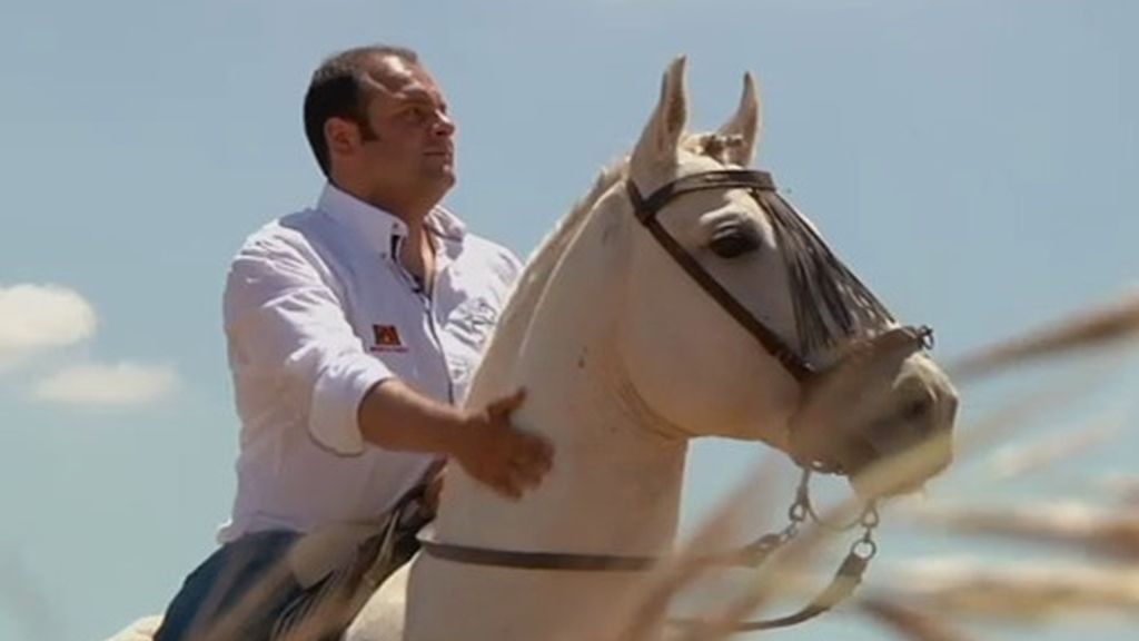 Román es agricultor y ganadero. Su historial amoroso se escribe en pocas hojas y espera poder decir "Te quiero" por primera vez en el programa