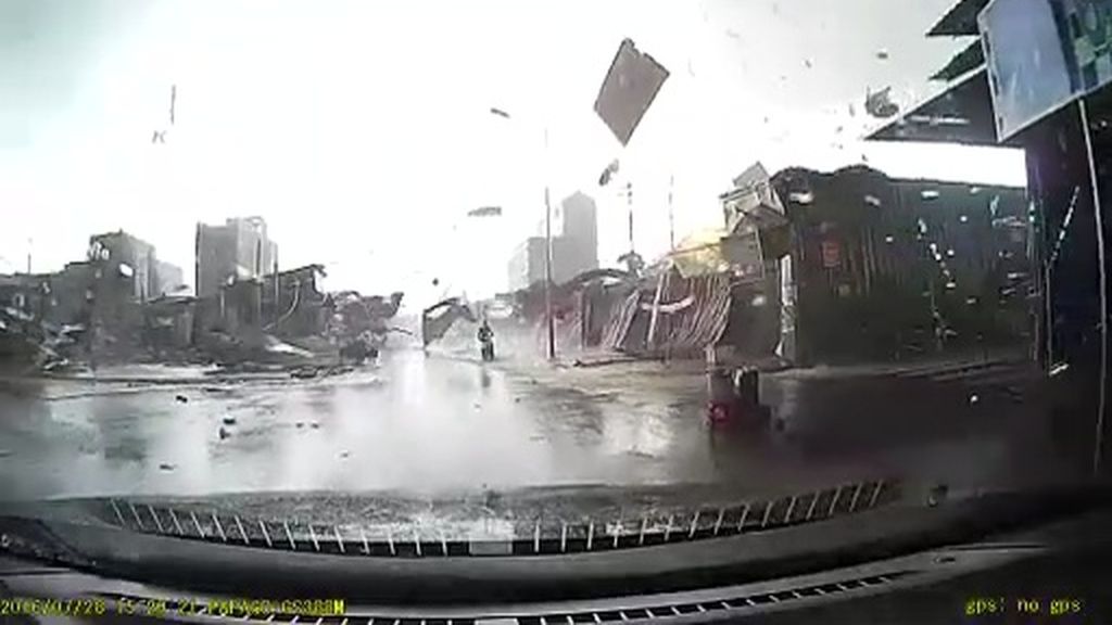 Se salva de un violento tornado acelerando marcha atrás su vehículo