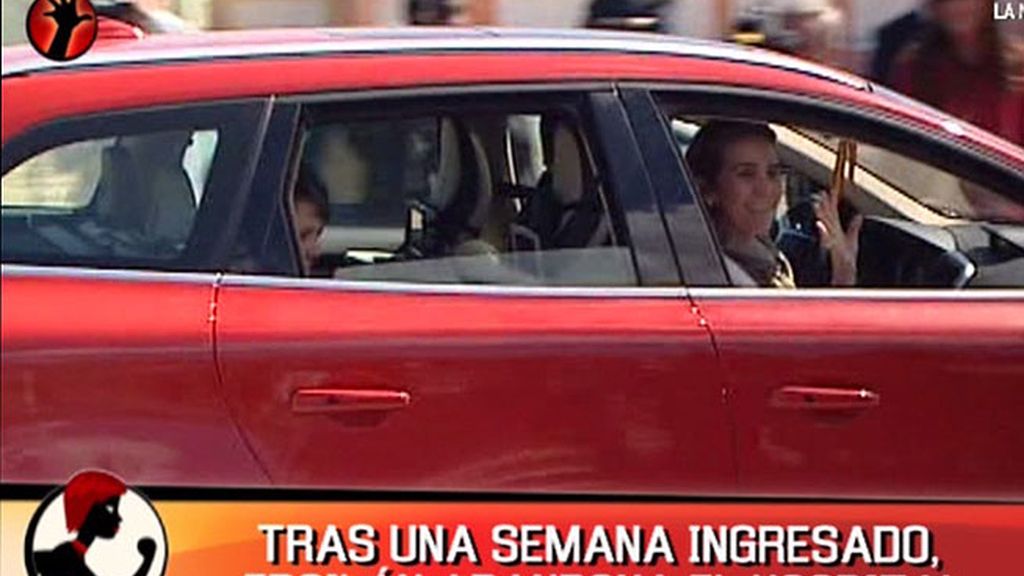 En coche, el nieto del Rey abandona el hospital junto a su madre