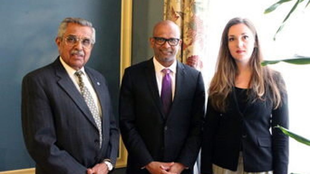 La denominada Comisión Internacional de Verificación (CIV) del alto el fuego en el País Vasco ha dicho hoy que, mediante contactos directos con ETA, la organización terrorista le ha transmitido que está "preparada para dialogar". En la imagen, Satish Nambiar, Ram Manikkalingam y Fleur Ravensbergen La denominada Comisión Internacional de Verificación (CIV) del alto el fuego en el País Vasco ha dicho hoy que, mediante contactos directos con ETA, la organización terrorista le ha transmitido que está "preparada para dialogar". En la imagen, Satish Nambiar, Ram Manikkalingam y Fleur Ravensbergen