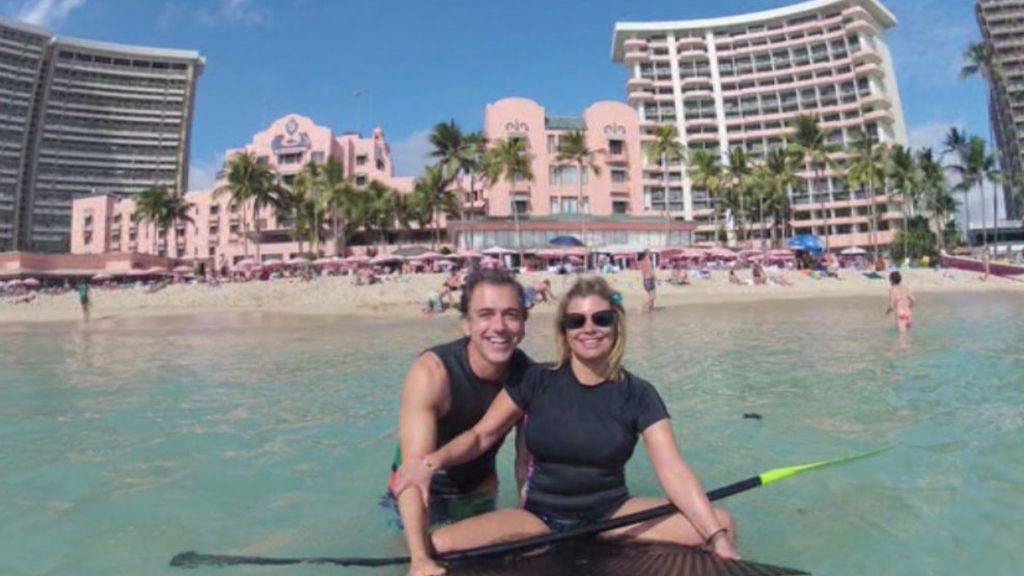 La colaboradora ha intentado hasta aprender a hacer surf