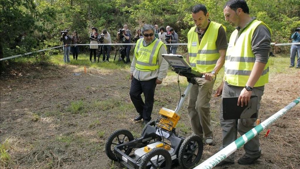 La Guardia Civil ha comenzado esta mañana a analizar con un georradar el subsuelo de una finca en la búsqueda de restos de María José Arcos, desaparecida hace quince años. La finca es propiedad del principal sospechoso, R.V, que se encuentra en prisión. EFE La Guardia Civil ha comenzado esta mañana a analizar con un georradar el subsuelo de una finca en la búsqueda de restos de María José Arcos, desaparecida hace quince años. La finca es propiedad del principal sospechoso, R.V, que se encuentra en prisión. EFE