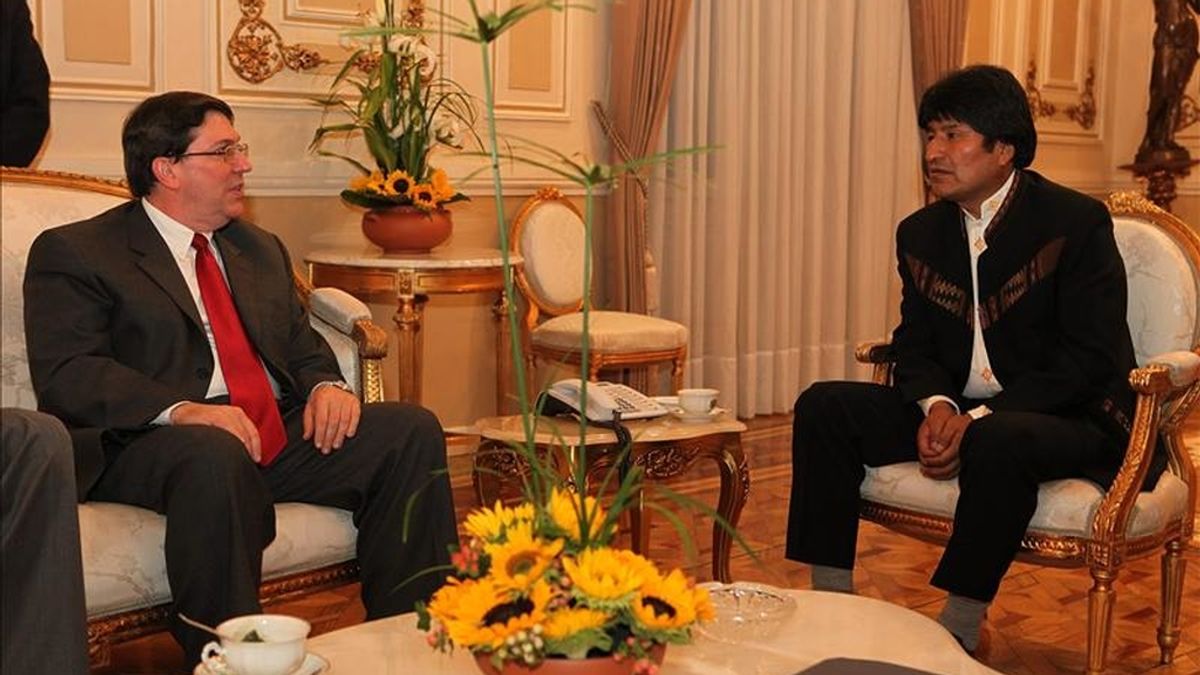 El presidente de Bolivia, Evo Morales (d), recibe al ministro de Relaciones Exteriores de Cuba, Bruno Rodríguez Parrilla (i), en el marco de una visita oficial de dos días a La Paz, con el objetivo de realizar el seguimiento y evaluación a proyectos y programas de cooperación mutua que se están implementando en el país. EFE
