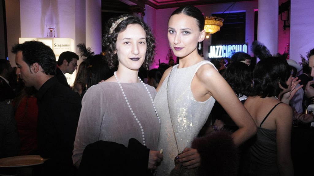 Mayte de la Iglesia junto a su hermana Ariadna