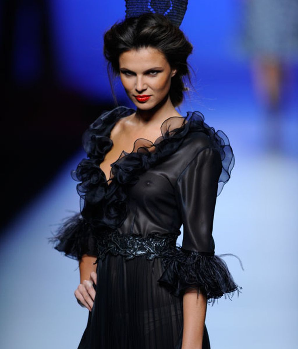 Pasado y presente se fusionan en el desfile de Francis Montesinos