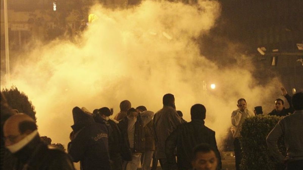 Una nube de gas lacrimógeno cubre un grupo de manifestantes en el centro de El Cairo, Egipto. La capital egipcia trata de recuperar hoy la calma, después de que el martes miles de manifestantes tomaran el centro de El Cairo exigiendo reformas políticas y económicas y la dimisión del presidente, Hosni Mubarak, con un saldo de tres muertos. EFE