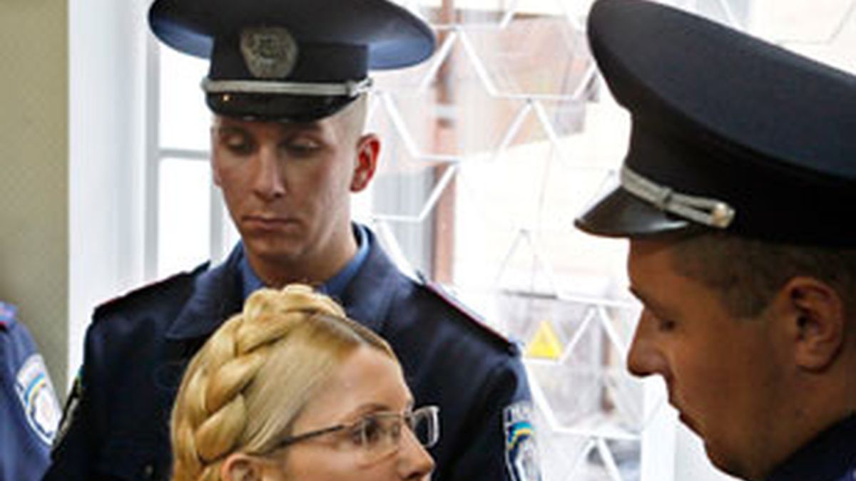 Yulia Timoshenko, ante un policía  durante la audiencia donde fue condenada a siete años de prisión. Foto: EFE.