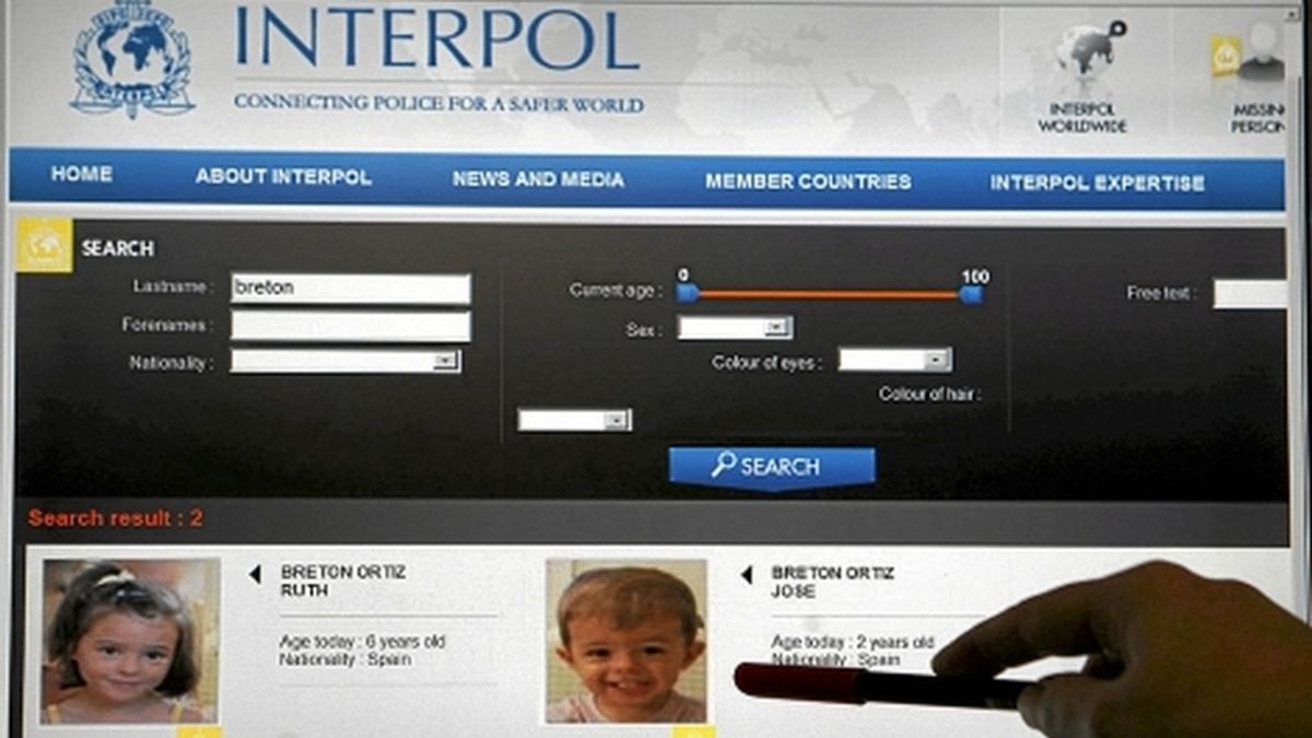 Las fotografías de los pequeños antes de que Interpol las retirara.