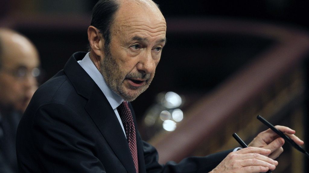 El líder del PSOE, Alfredo Pérez Rubalcaba, momentos antes de su intervención en el debate sobre el estado de la nación celebrado hoy en el pleno del Congreso