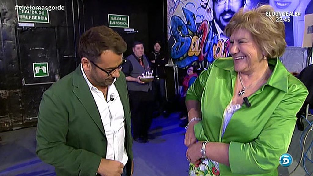 Continúa el reto de Carmen Bazán con Melu: esta vez surfeando y bailando