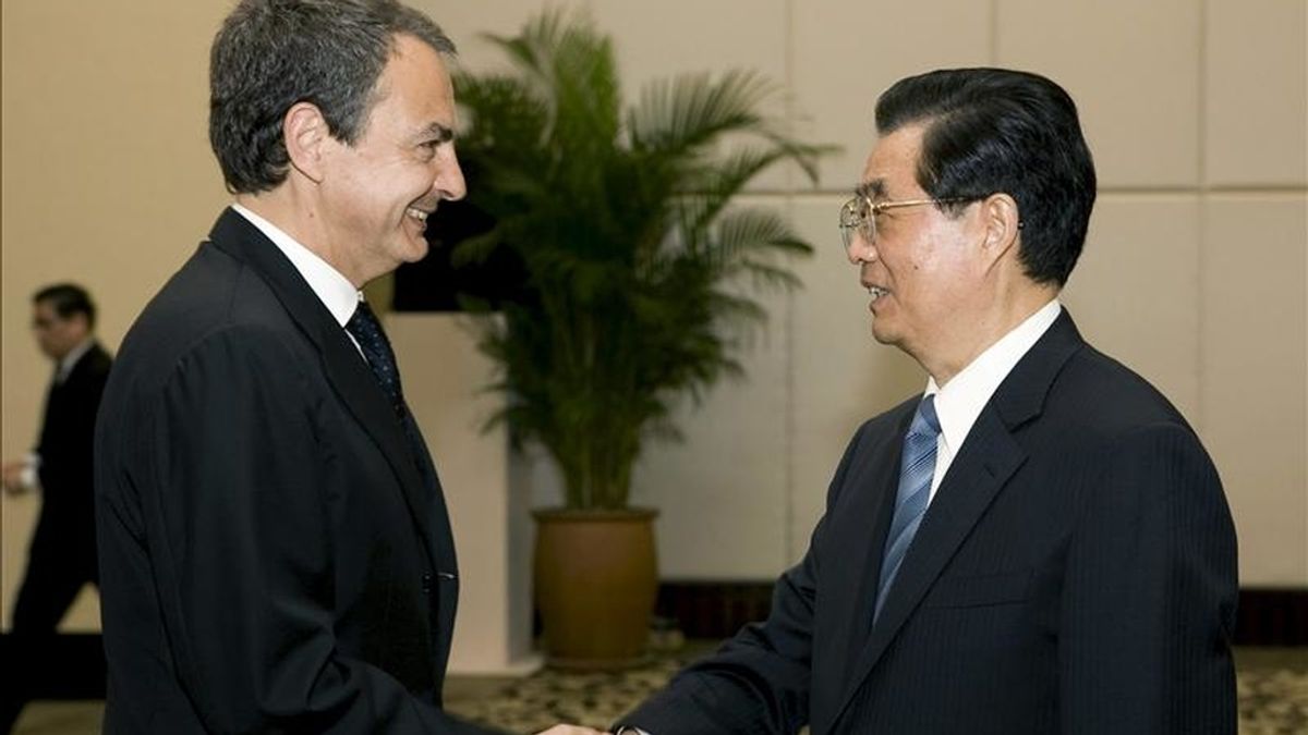 El presidente del Gobierno, José Luis Rodríguez Zapatero (i), saluda al presidente de la República Popular China, Hu Jintao (d), durante la reunión que ambos mantuvieron hoy en Sanya, en la provincia china de Hainan. EFE