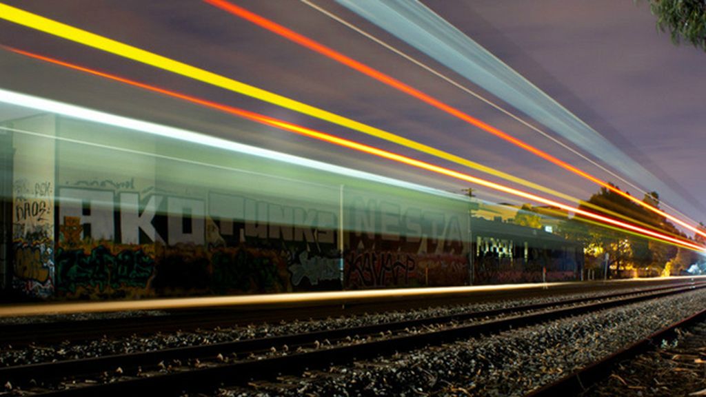 Haz de luz en las vías