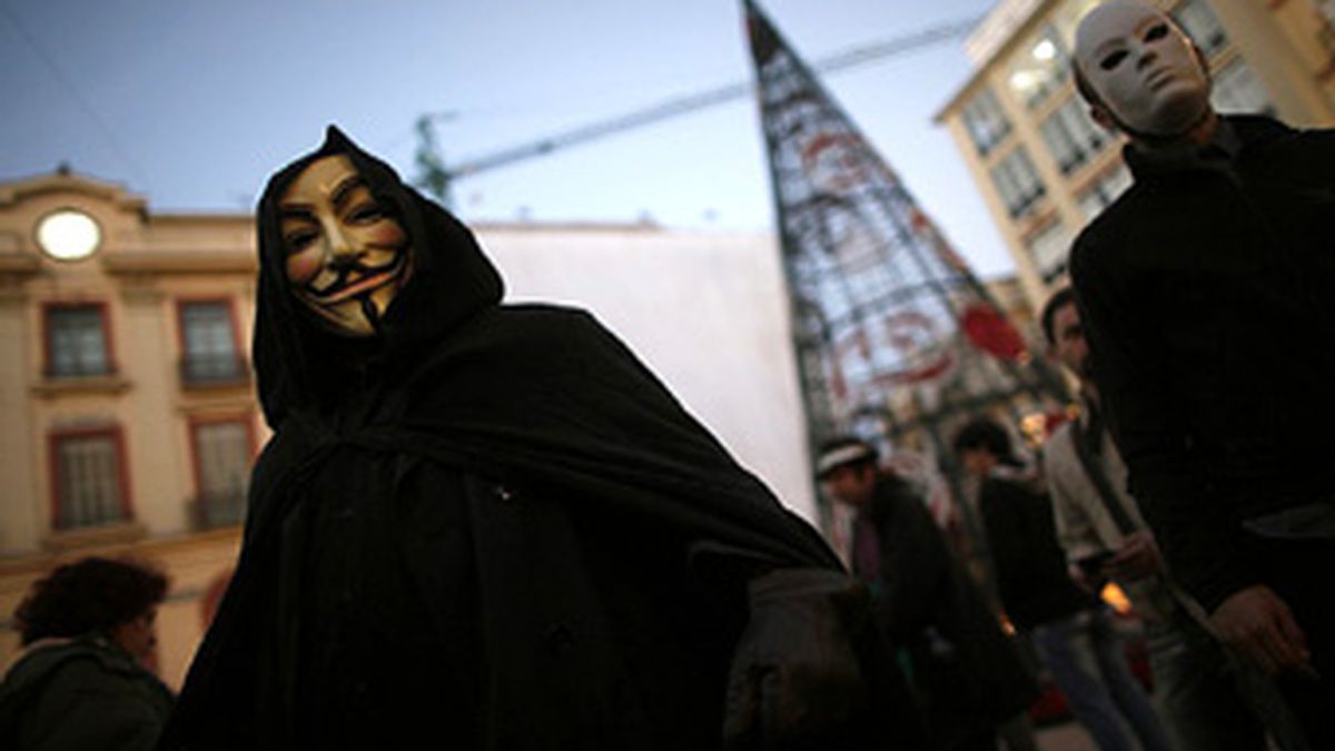 El grupo Anonymous ha advertido al Gobierno británico de "graves repercusiones" si corta las redes sociales. Foto Reuters
