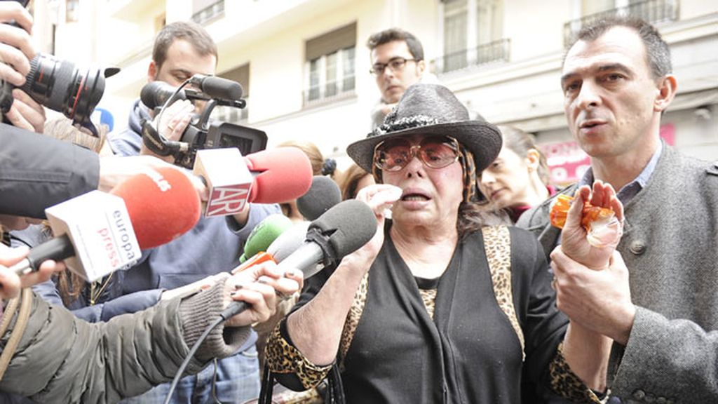 Primeras visitas a la casa de la actriz y tanatorio
