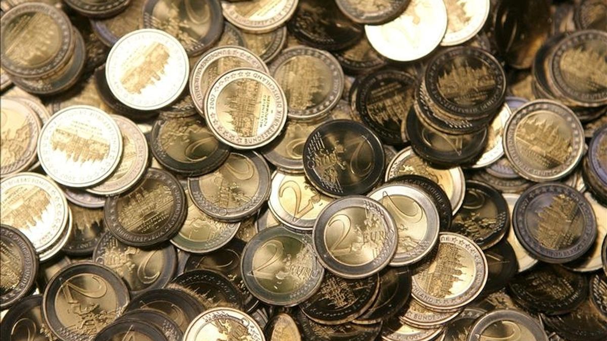 En la imagen, una muestra de monedas de dos euros recién acuñadas en Berlín (Alemania). EFE/Archivo