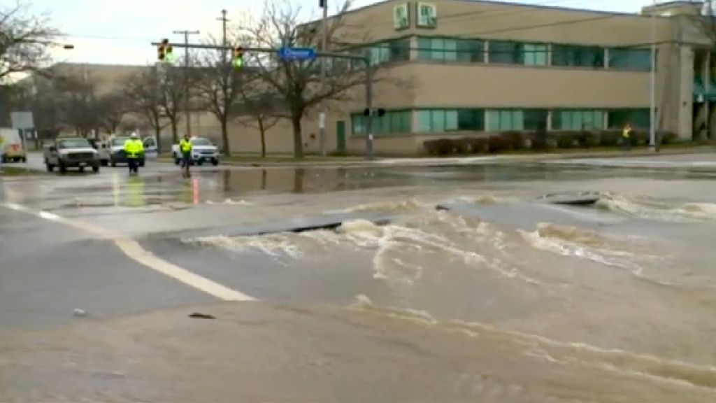 La impresionante rotura de una tubería de agua inunda las calles de Cleveland