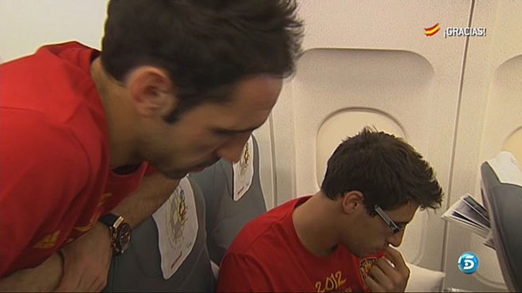 Entre periódicos, balones y tartas con la bandera