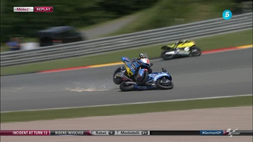 Morbidelli se pasa de frenada y tira a Tito Rabat en la última curva de Sachsenring