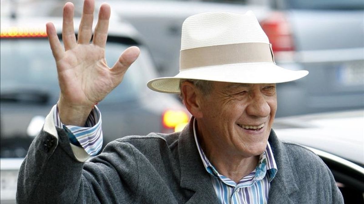 Fotografía de septiembre de 2009 en la que se registró al actor británico, Ian McKellen, quien hizo oficial su regreso como el mago Gandalf en las dos partes de la película "The Hobbit". EFE/Archivo Fotografía de septiembre de 2009 en la que se registró al actor británico, Ian McKellen, quien hizo oficial su regreso como el mago Gandalf en las dos partes de la película "The Hobbit". EFE/Archivo