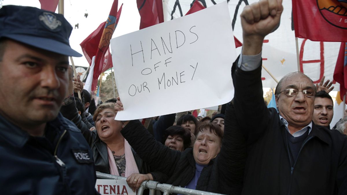 Protestas ante el parlamento de Chipre contra el plan de rescate