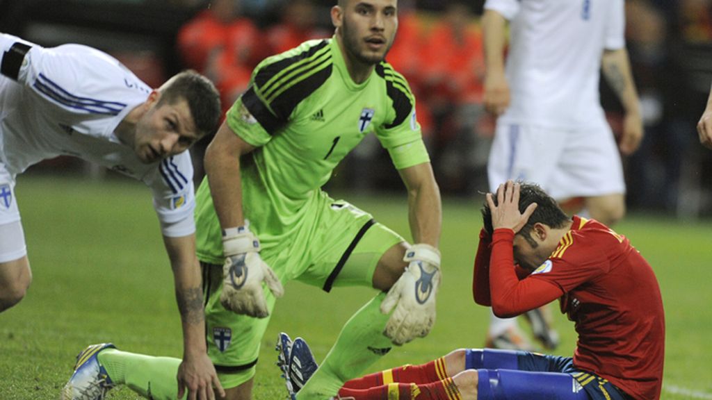 Villa se lamenta por una fallida ocasión de gol ante Finlandia