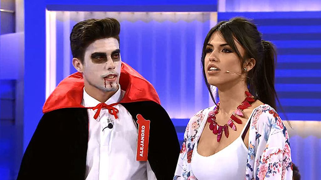 El Conde Alejandro le muerde el cuello a Sofía y le provoca un escalofrío