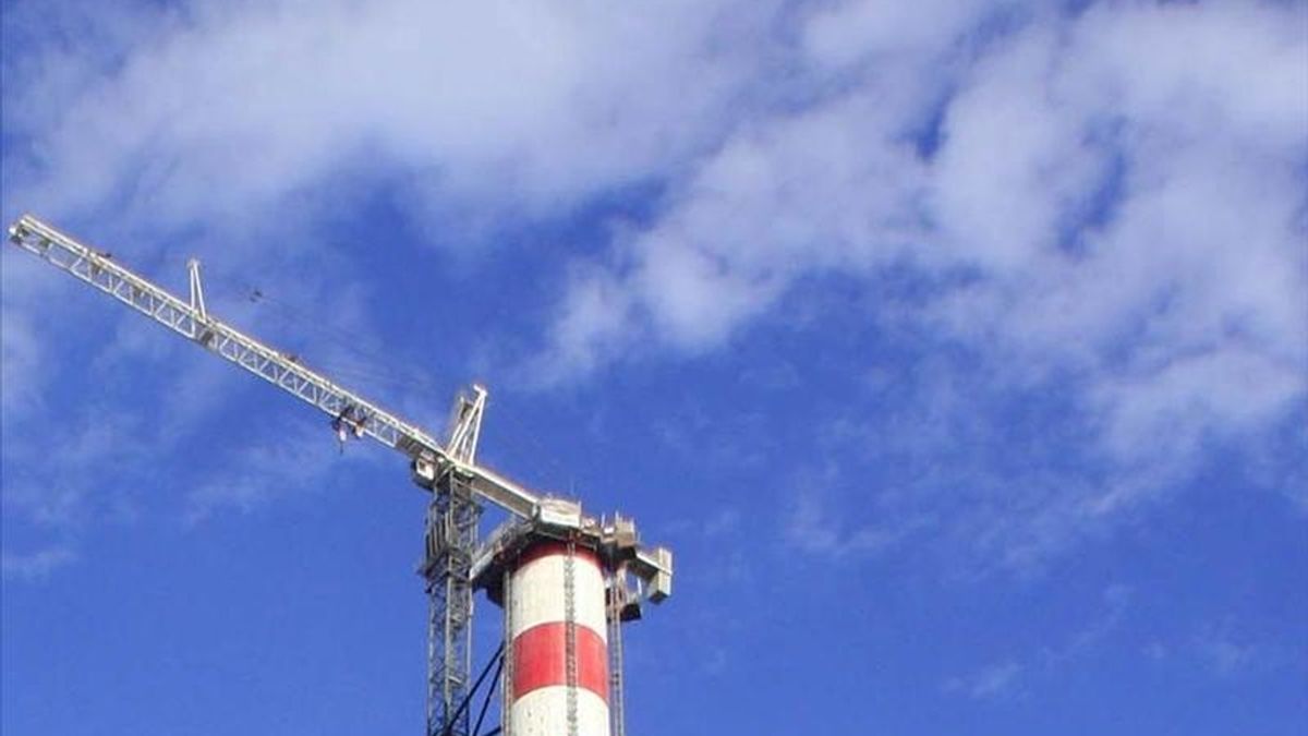 La Comisión Europea (CE) aprobó hoy el sistema que se empleará a partir de 2013 para asignar cuotas de emisiones de CO2 a título gratuito a las instalaciones industriales que participan en el sistema comunitario de comercio de derechos de emisión (ETS, sus siglas en inglés). EFE/Archivo