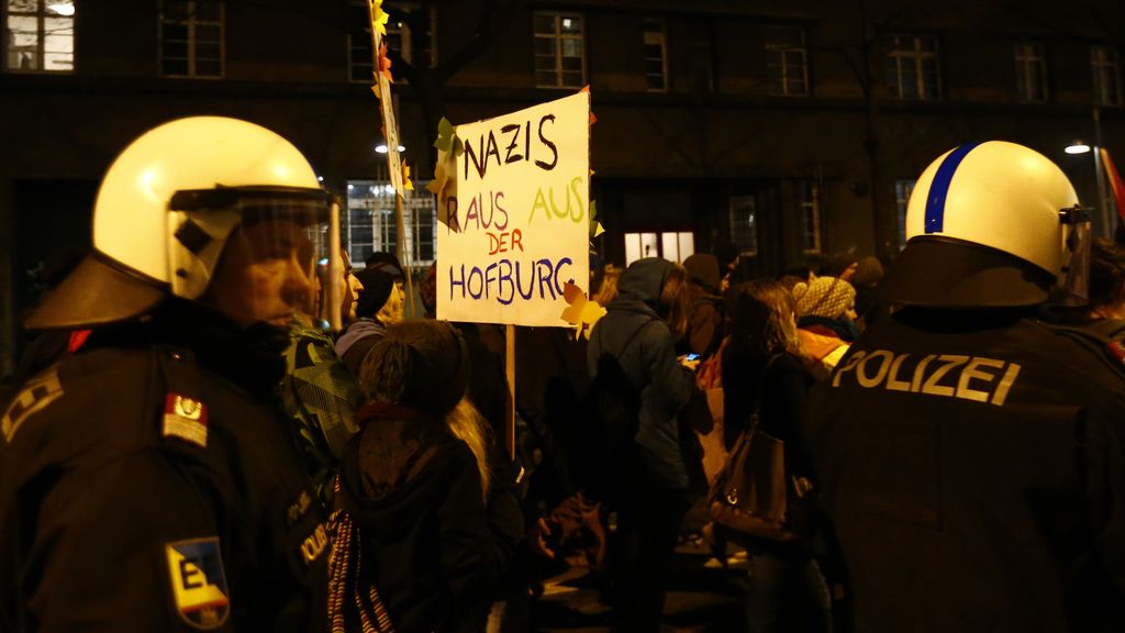 Protesta en Austria contra un baile anual donde se cita la extrema derecha europea