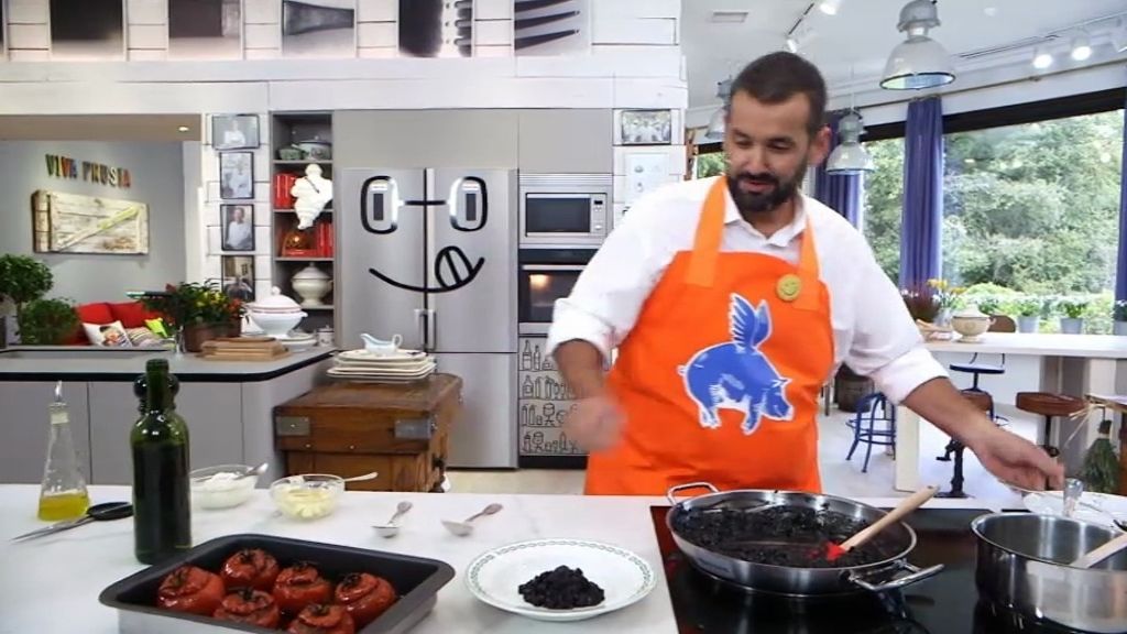 Robin Food se estrena con una receta de 'Patatotto' negro y tomates preñaos