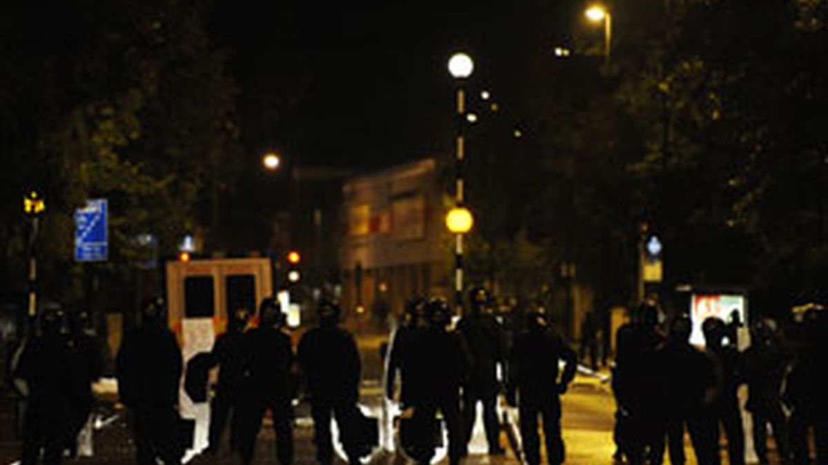 La Policía se enfrenta a los disturbios. FOTO: EFE
