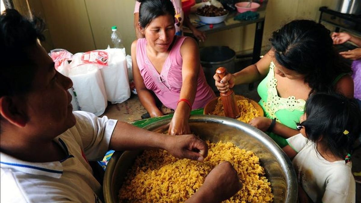 Un grupo de mujeres shipibas prepara tacacho (plato típico de la selva a base de plátano y cebo) en un comedor popular este 8 de febrero en Cantagallo, Lima (Perú). EFE