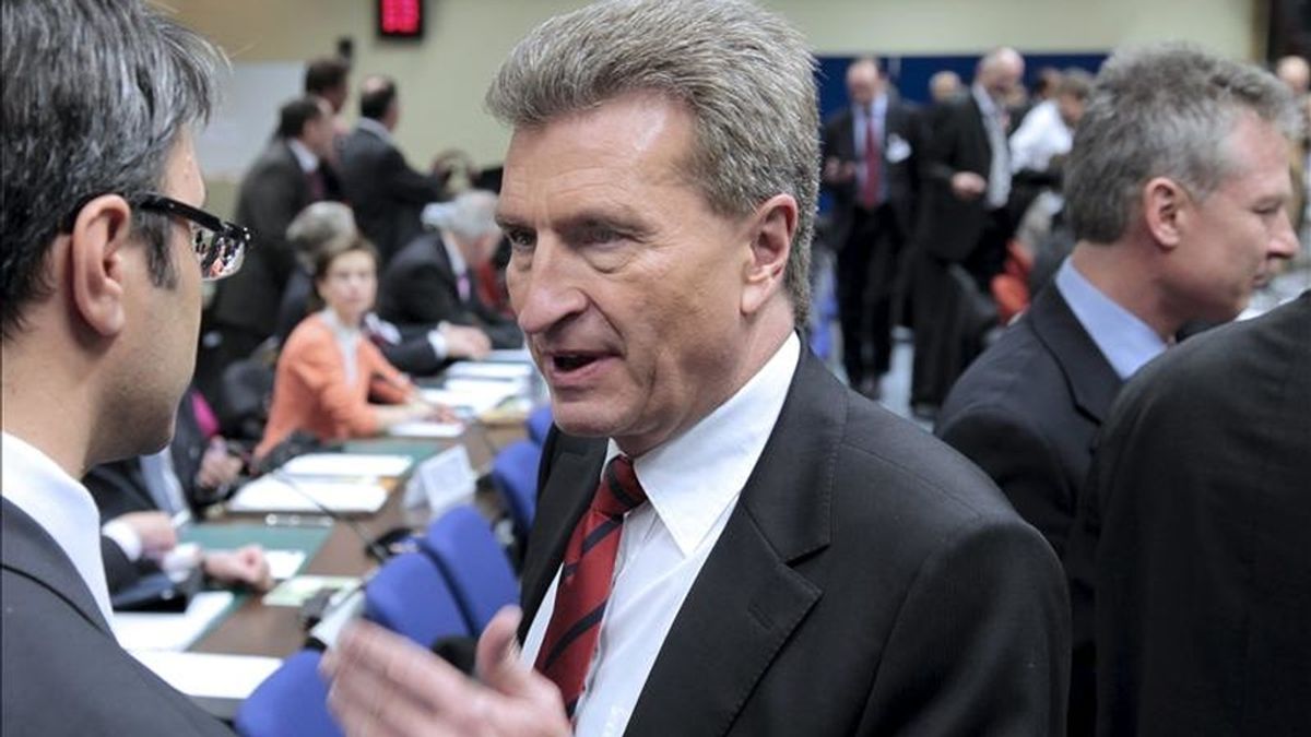 El comisario europeo de Energía, el alemán Günther Oettinger (c), conversa con un participante no identificado al inicio de una reunión de expertos en energía nuclear de la Unión Europea. EFE/Archivo
