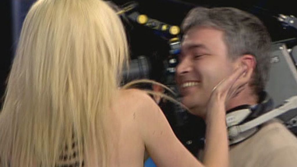 Adriana reparte besos