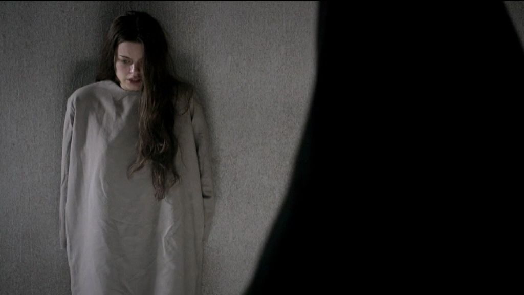 Isabel, torturada por las monjas del convento