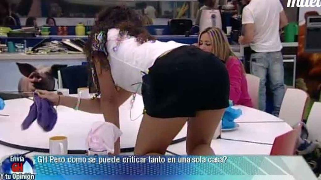 Noemí luce los shorts como nadie