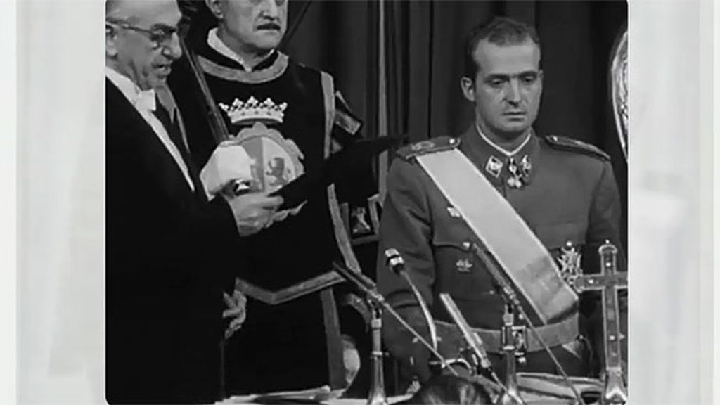 La soledad de Don Juan Carlos en el acto en el que jura los principios del movimiento