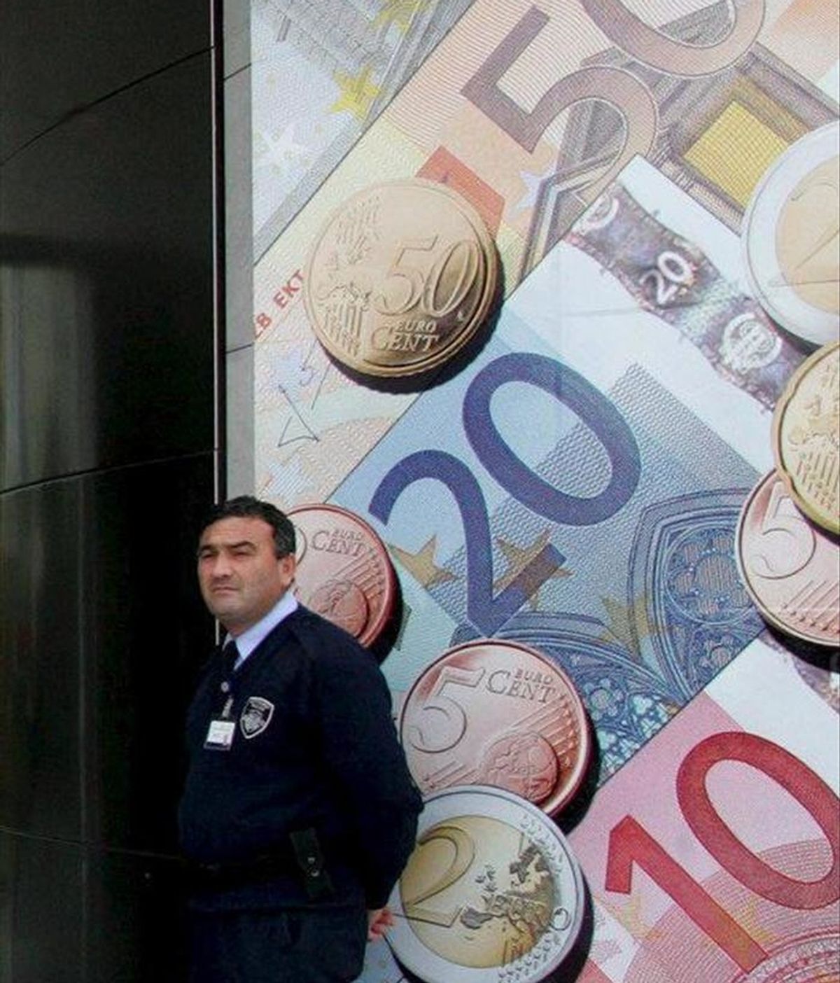En la imagen, una valla publicitaria con monedas y billetes de euro. EFE/Archivo