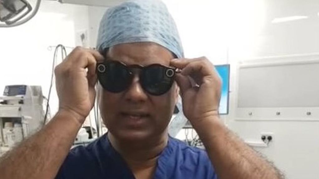 Un cirujano graba en direncto una operación con una gafas de Snapchat