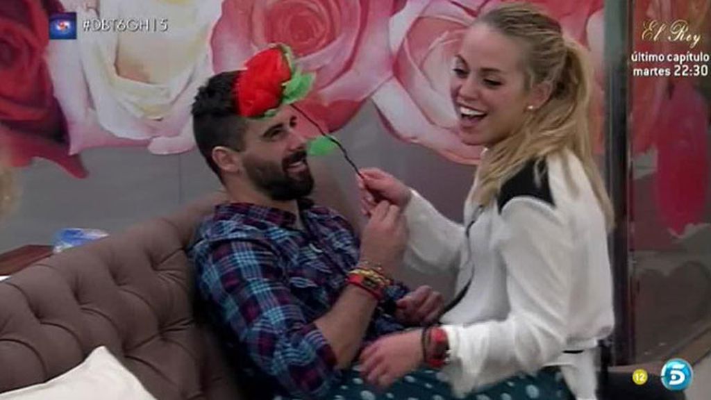 Jonathan le hace una rosa de papel a Yoli