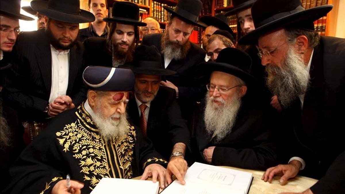 En la imágen, judíos sefardíes examinando unos documentos. EFE /Archivo