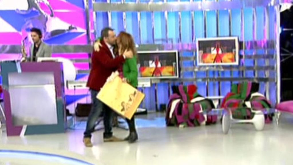 Sus compañeros le dan la bienvenida con dos regalos muy originales