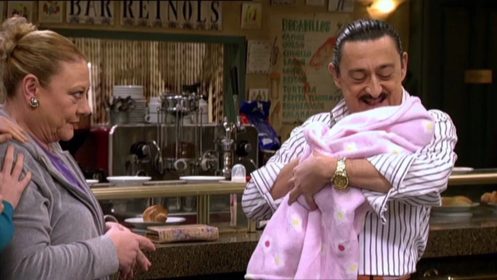 Dejan un cesto con una niña en el 'Bar Reynold's'