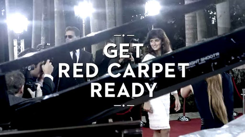 Grúa de cámara que se cruza mientras ella está de cuerpo entero