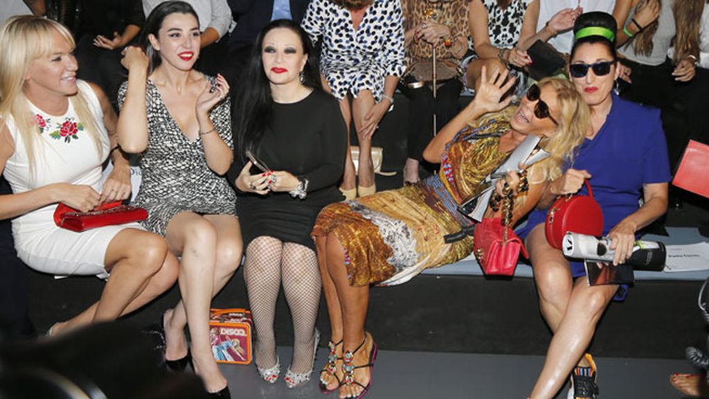 Belén Esteban y los incondicionales de Davidelfin, en el 'front row'